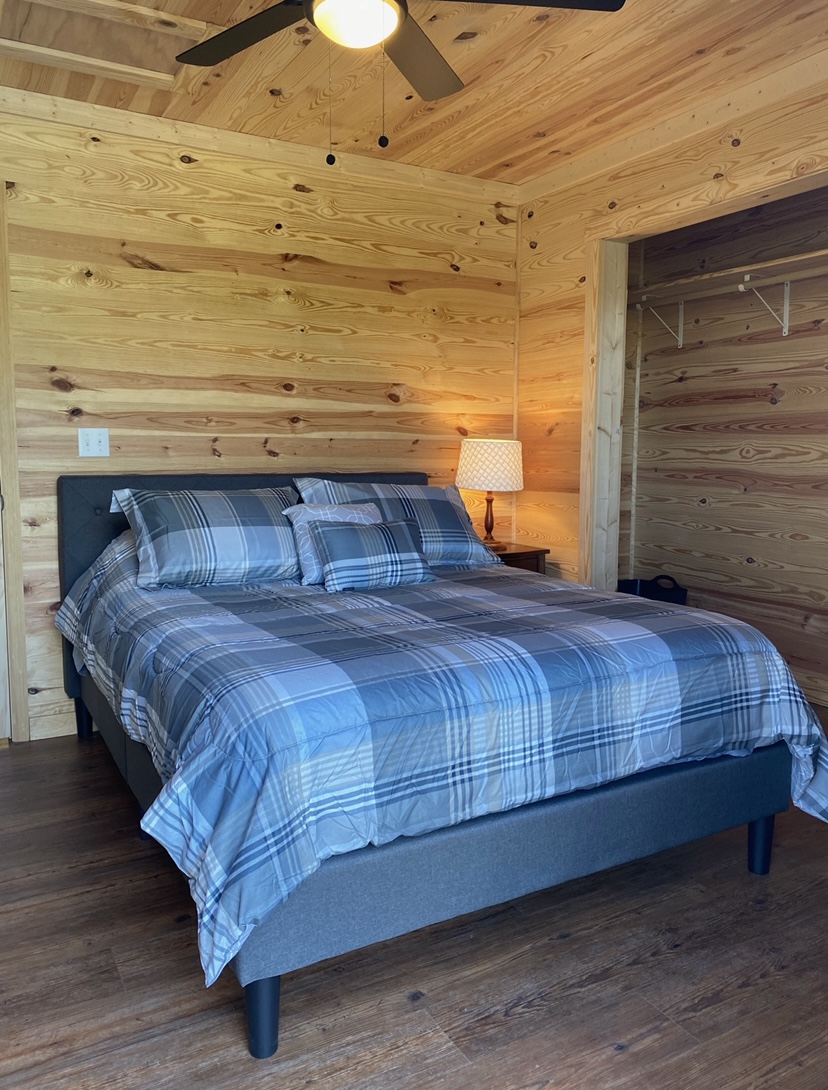 Cabin2-Guntersville-Lake-Cabin-Bedroom1